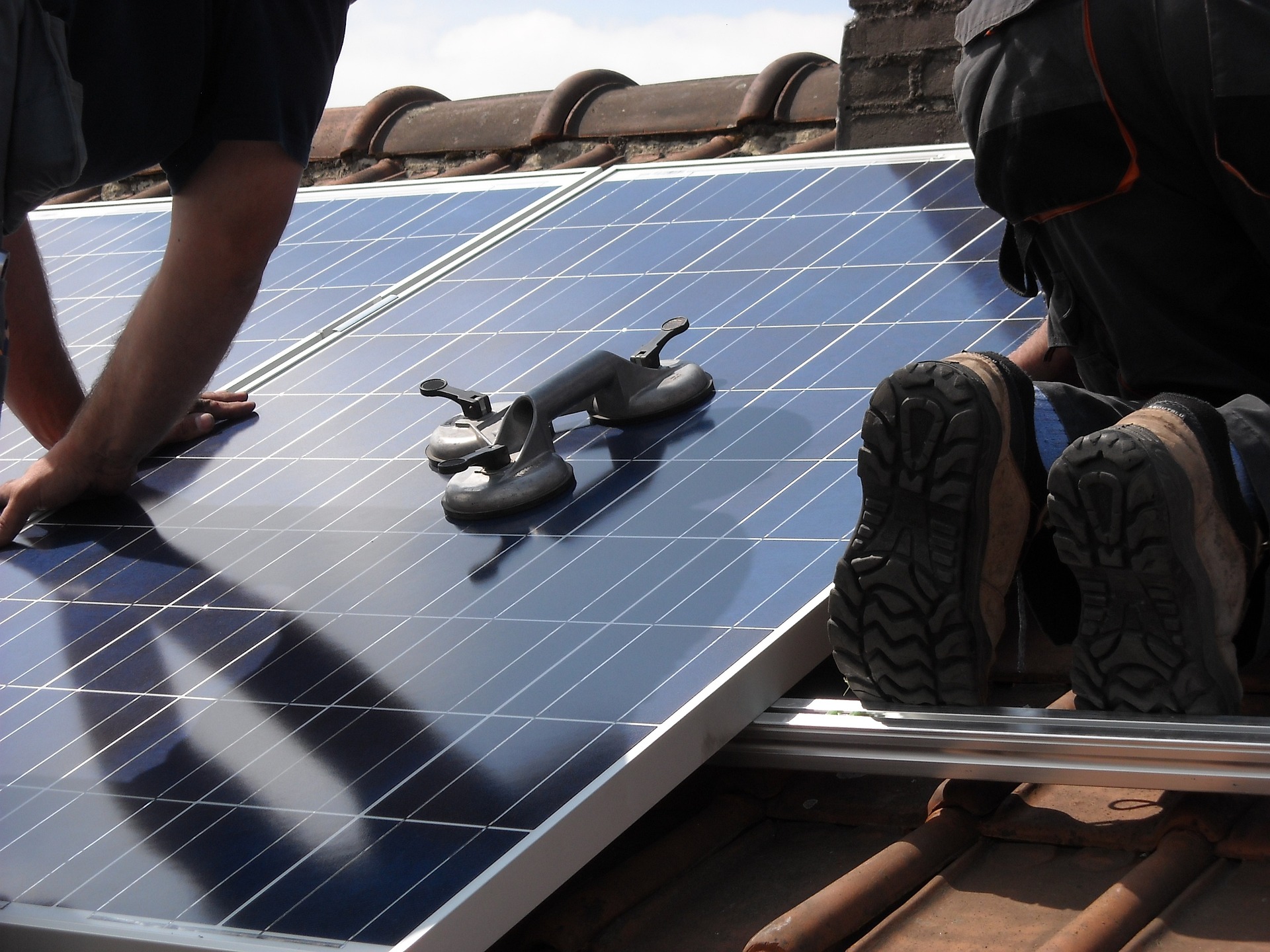 solar panels on apartment building in NH